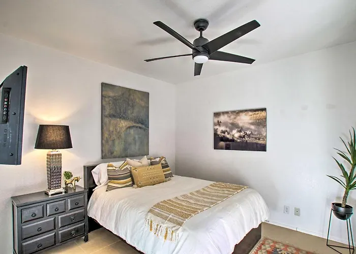 Holiday home Balcony + Perks: Bright Getaway!